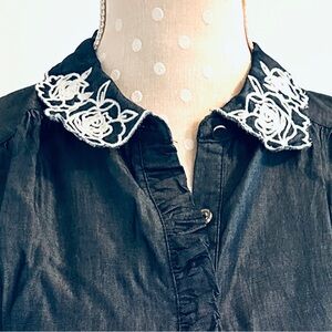 ELLE Women's Blue Chambray Ruffle Placket Shell Sleeveless Blouse - Sz S - NWT